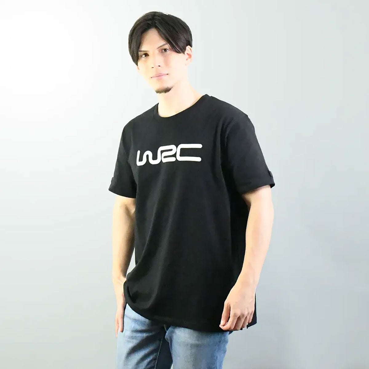 WRC｜WRC 肩ロゴ Ｔシャツ｜Tシャツ｜ブラック×ホワイト｜モデル着用