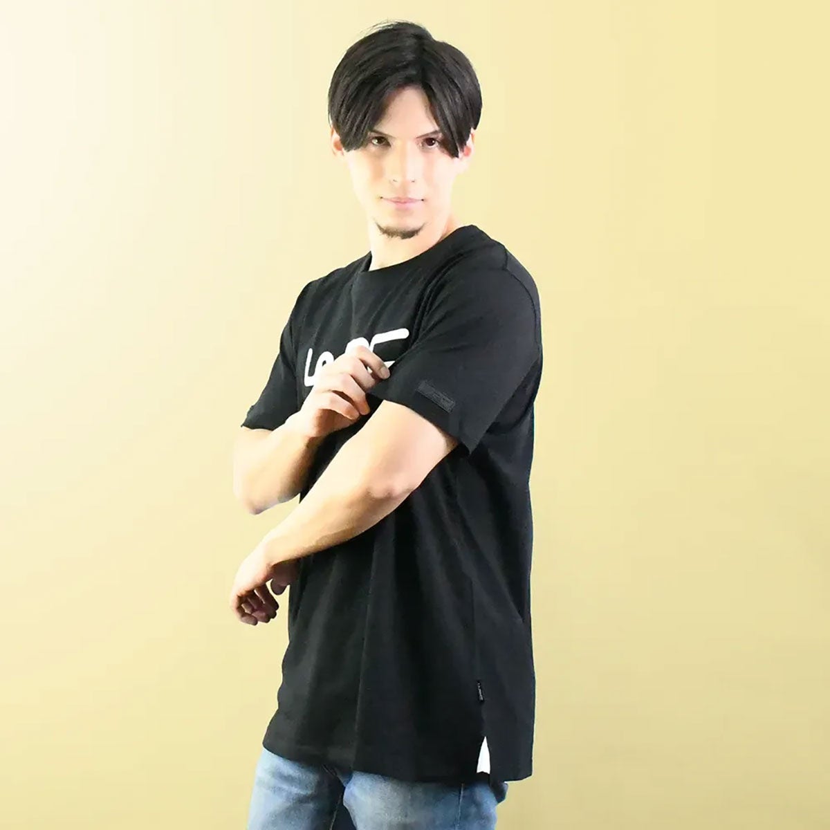 WRC｜WRC 肩ロゴ Ｔシャツ｜Tシャツ｜ブラック×ホワイト｜モデル着用