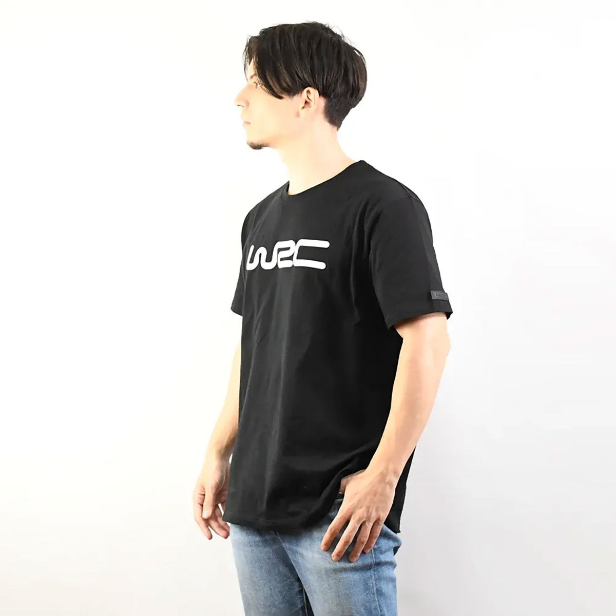 WRC｜WRC 肩ロゴ Ｔシャツ｜Tシャツ｜ブラック×ホワイト｜モデル着用