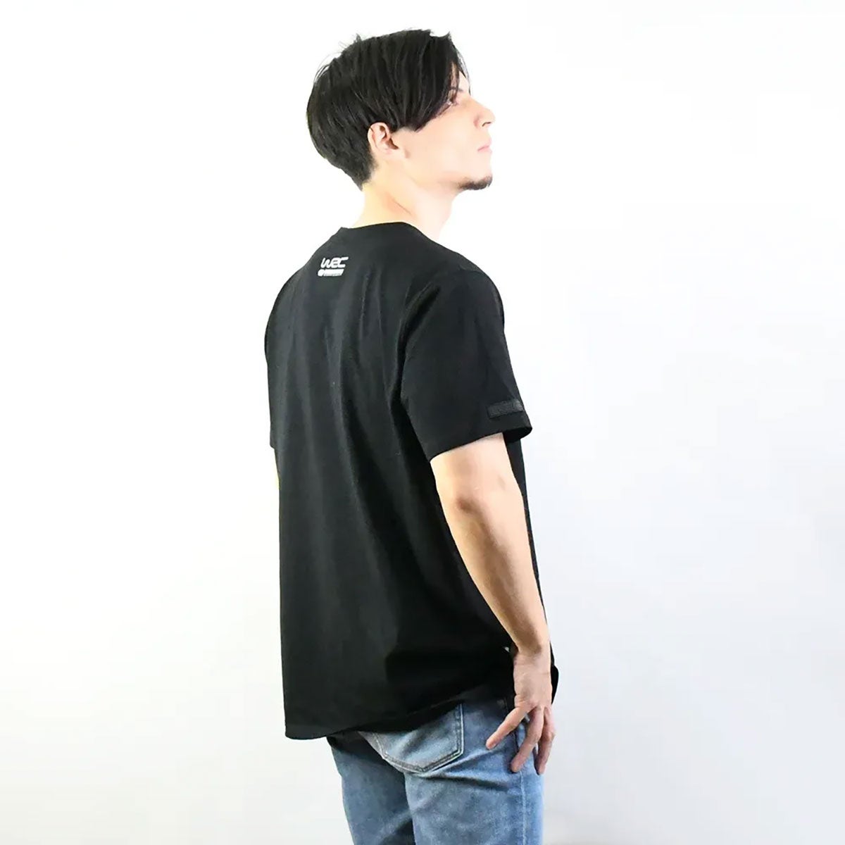 WRC｜WRC 肩ロゴ Ｔシャツ｜Tシャツ｜ブラック×ホワイト｜モデル着用