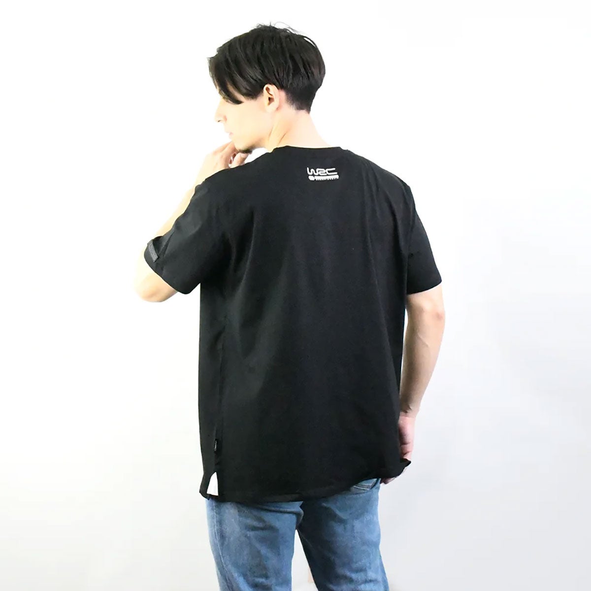 WRC｜WRC 肩ロゴ Ｔシャツ｜Tシャツ｜ブラック×ホワイト｜モデル着用