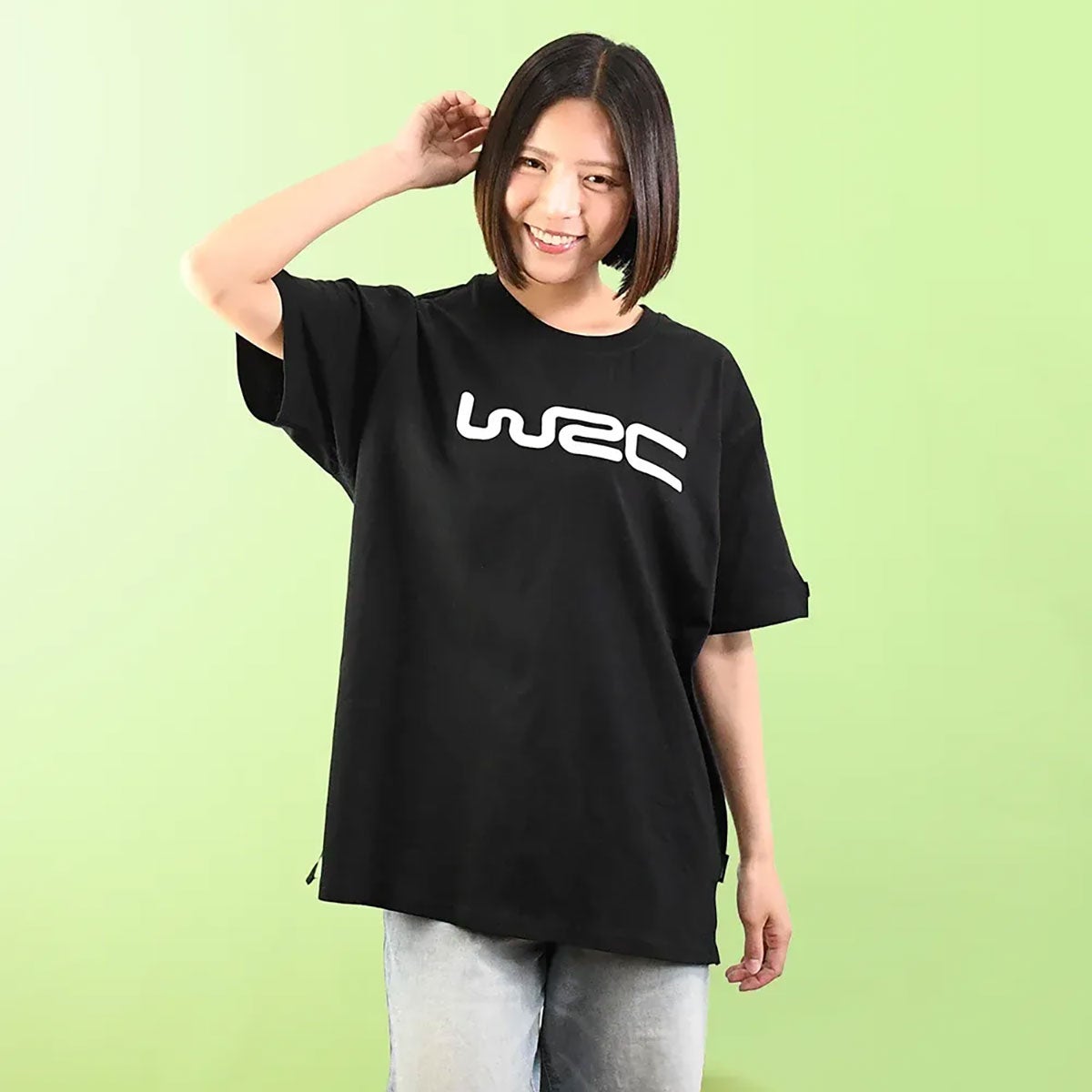 WRC｜WRC 肩ロゴ Ｔシャツ｜Tシャツ｜ブラック×ホワイト｜モデル着用