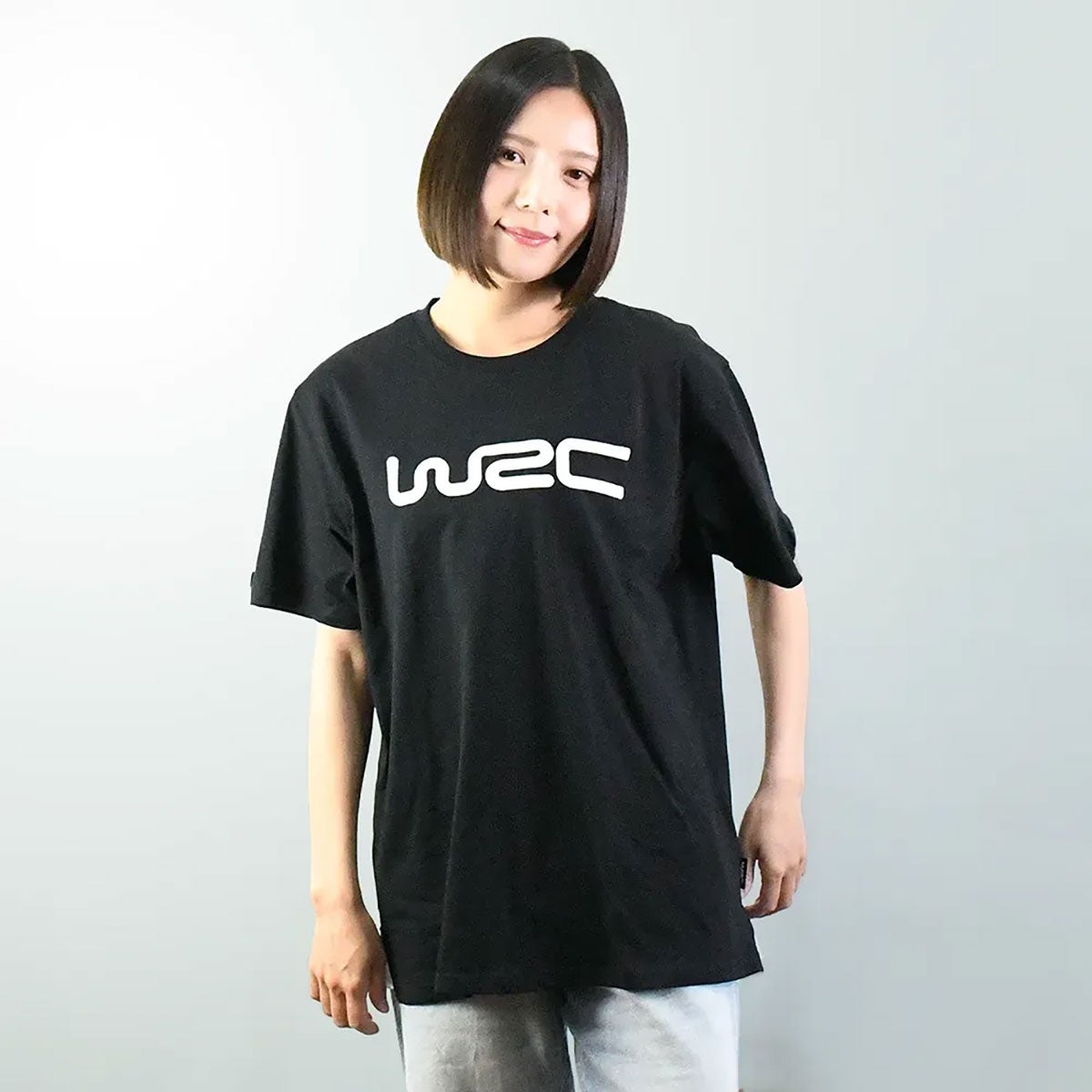 WRC｜WRC 肩ロゴ Ｔシャツ｜Tシャツ｜ブラック×ホワイト｜モデル着用