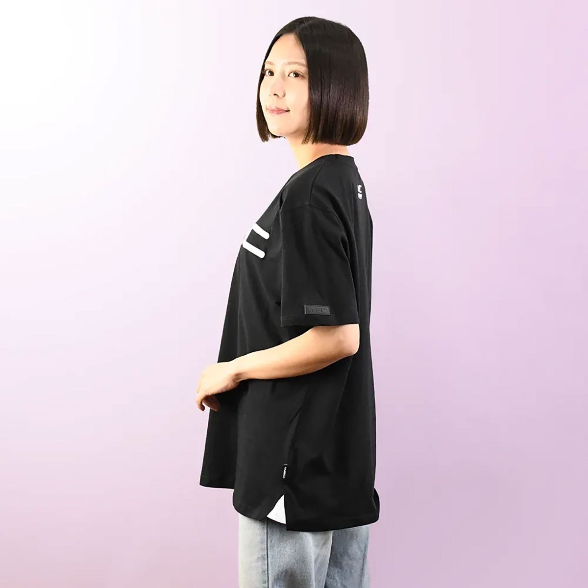 WRC｜WRC 肩ロゴ Ｔシャツ｜Tシャツ｜ブラック×ホワイト｜モデル着用