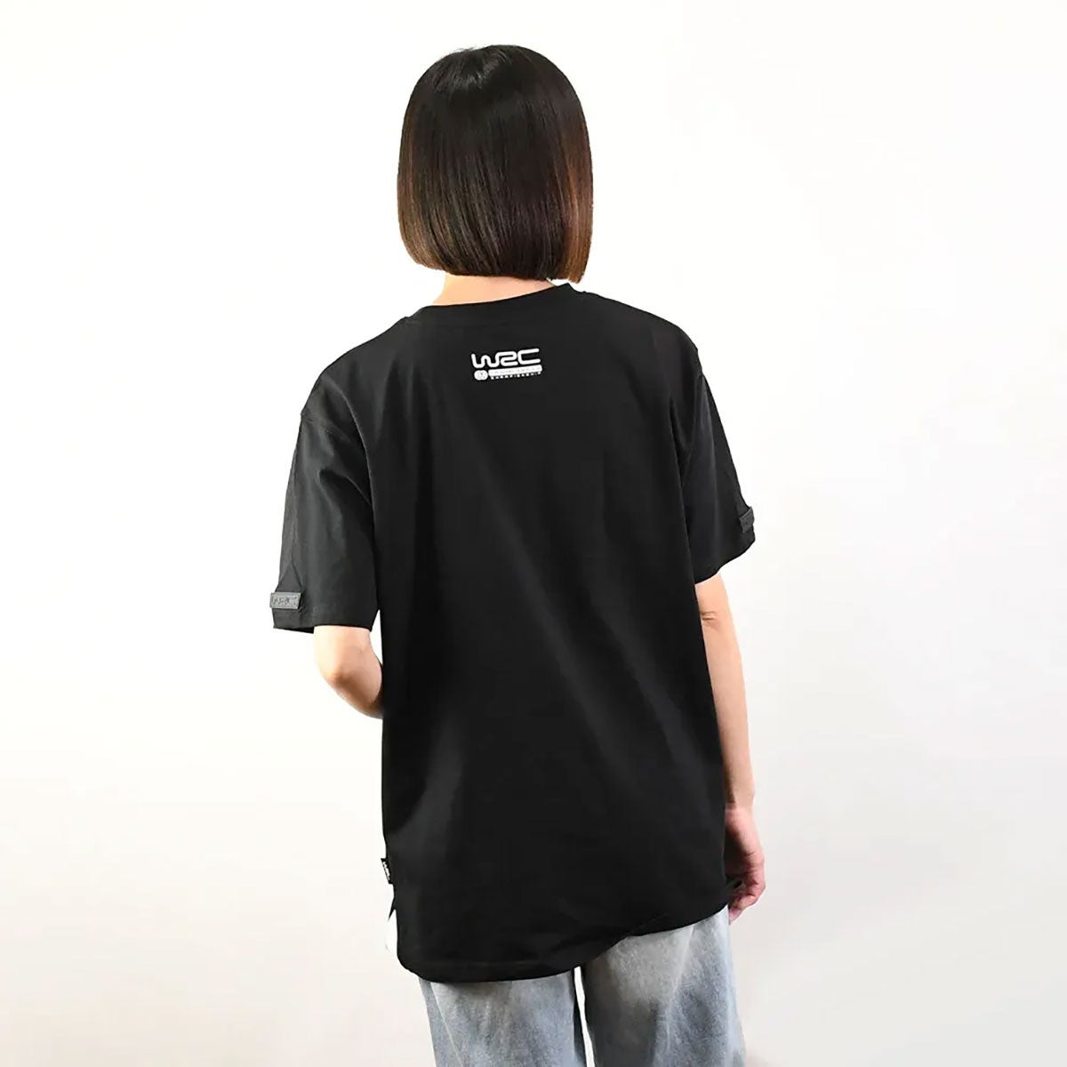 WRC｜WRC 肩ロゴ Ｔシャツ｜Tシャツ｜ブラック×ホワイト｜モデル着用