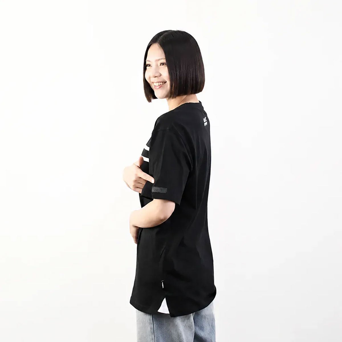 WRC｜WRC 肩ロゴ Ｔシャツ｜Tシャツ｜ブラック×ホワイト｜モデル着用