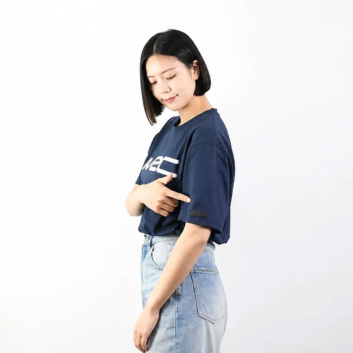WRC｜WRC 肩ロゴ Ｔシャツ｜Tシャツ｜ネイビー｜モデル着用