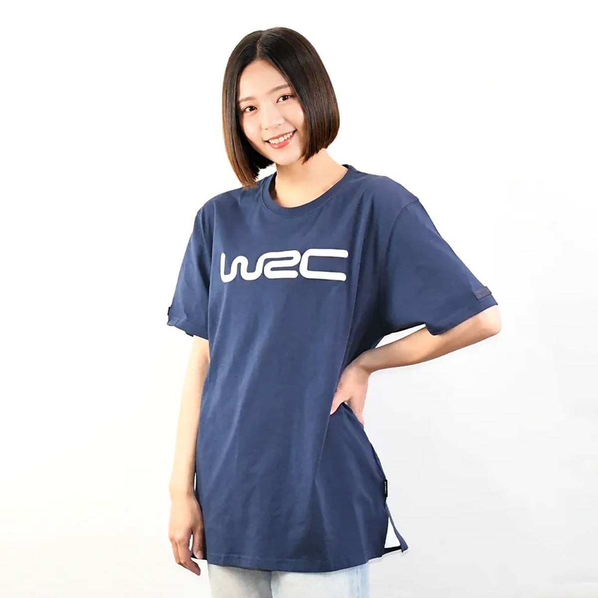 WRC｜WRC 肩ロゴ Ｔシャツ｜Tシャツ｜ネイビー｜モデル着用