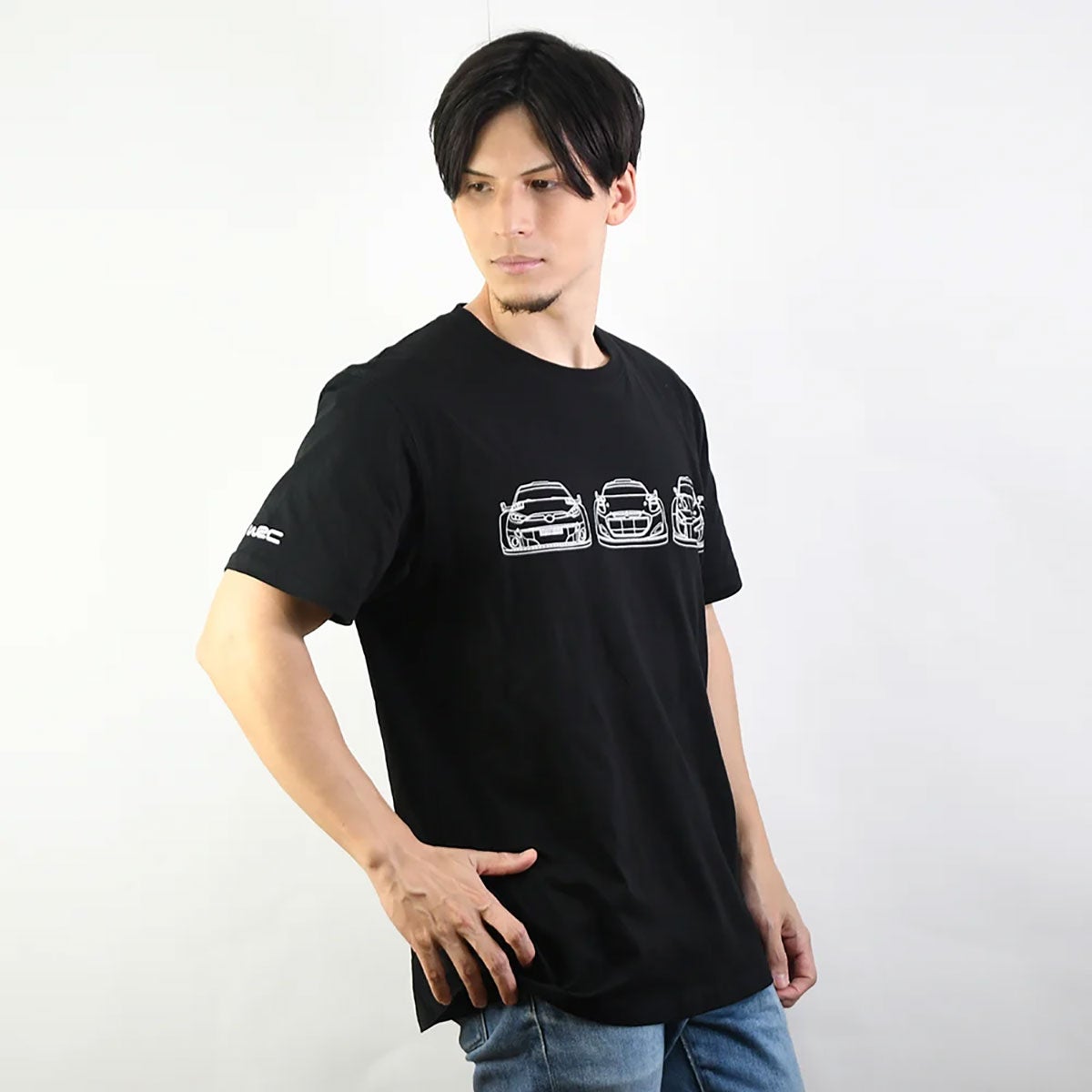 WRC｜WRC ステルスグラフィックTシャツ｜Tシャツ｜ブラック｜モデル着用