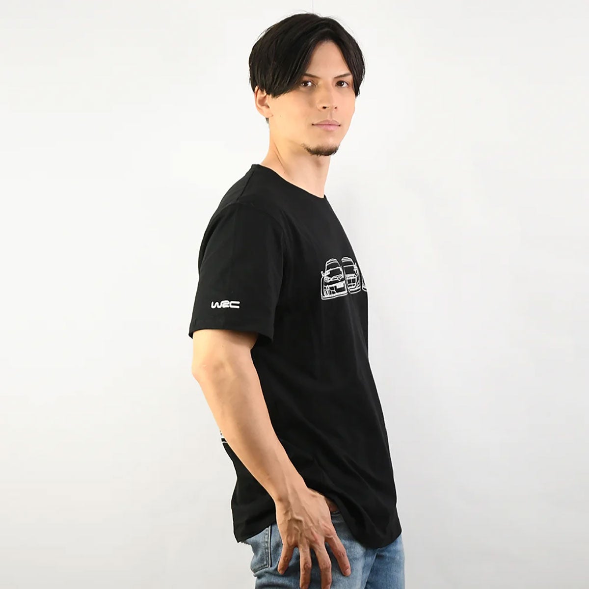 WRC｜WRC ステルスグラフィックTシャツ｜Tシャツ｜ブラック｜モデル着用