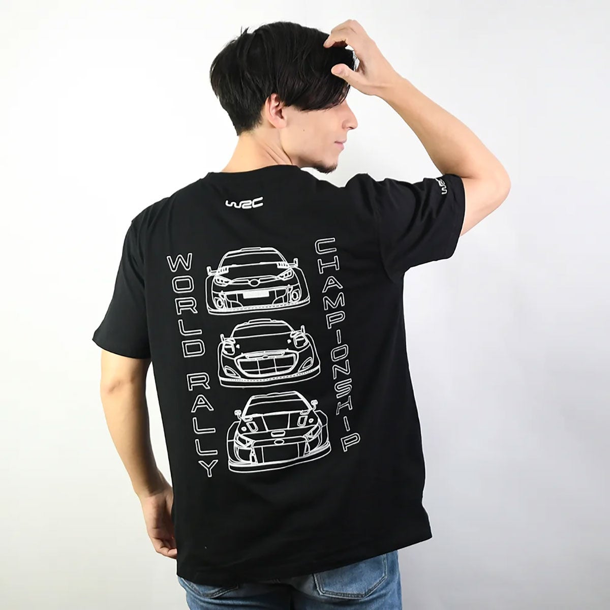WRC｜WRC ステルスグラフィックTシャツ｜Tシャツ｜ブラック｜モデル着用