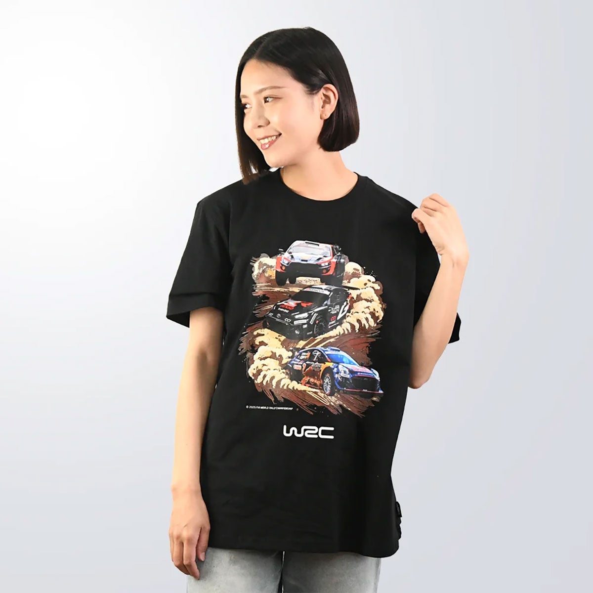 WRC｜WRC グラフィックアクションTシャツ｜Tシャツ｜ブラック｜モデル着用
