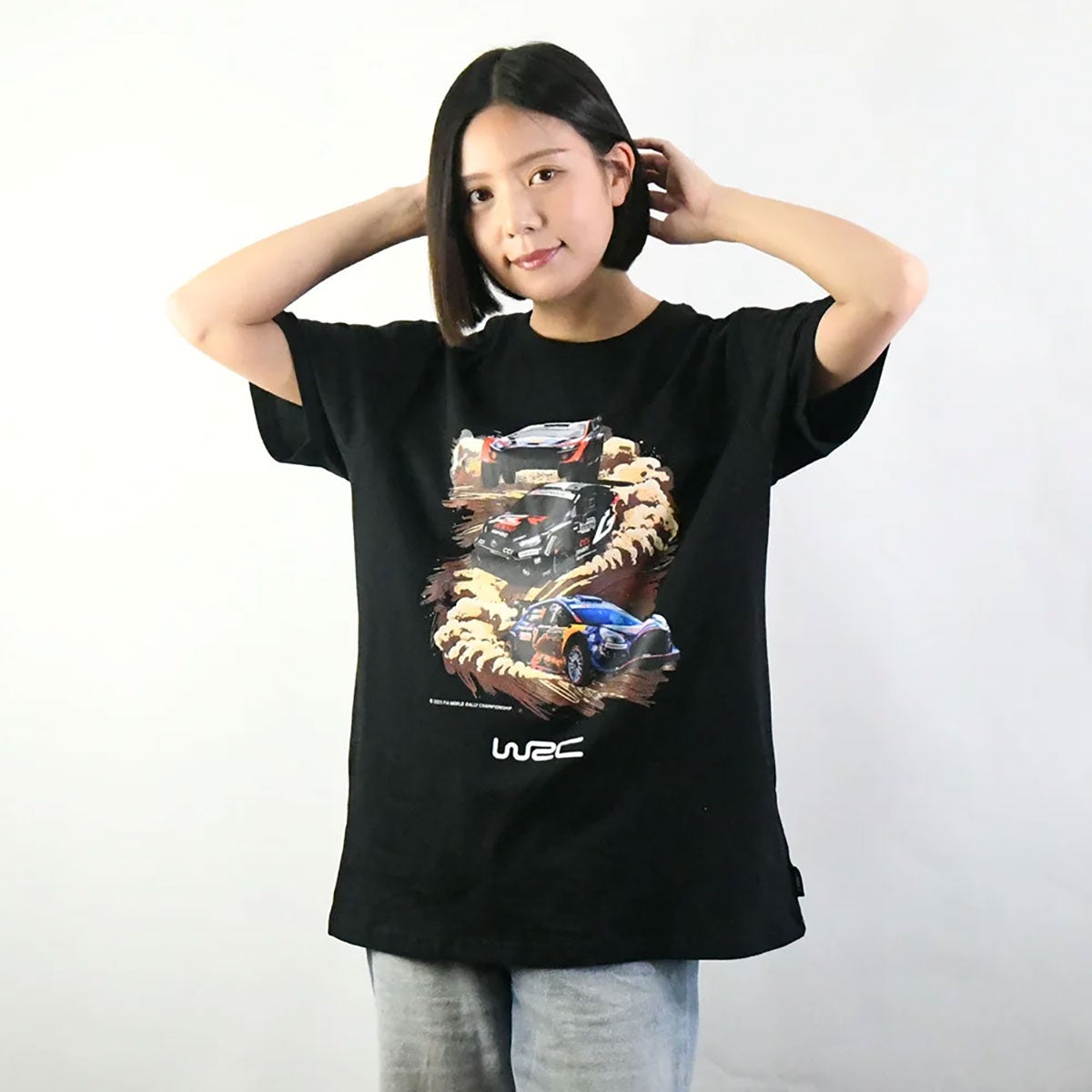 WRC｜WRC グラフィックアクションTシャツ｜Tシャツ｜ブラック｜モデル着用