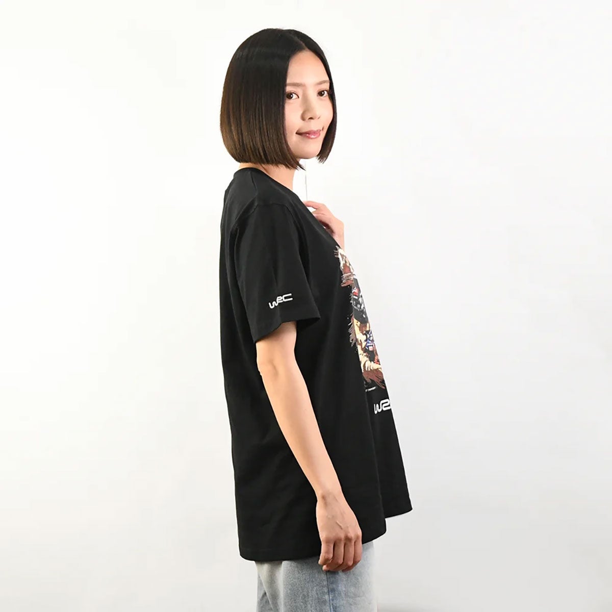 WRC｜WRC グラフィックアクションTシャツ｜Tシャツ｜ブラック｜モデル着用