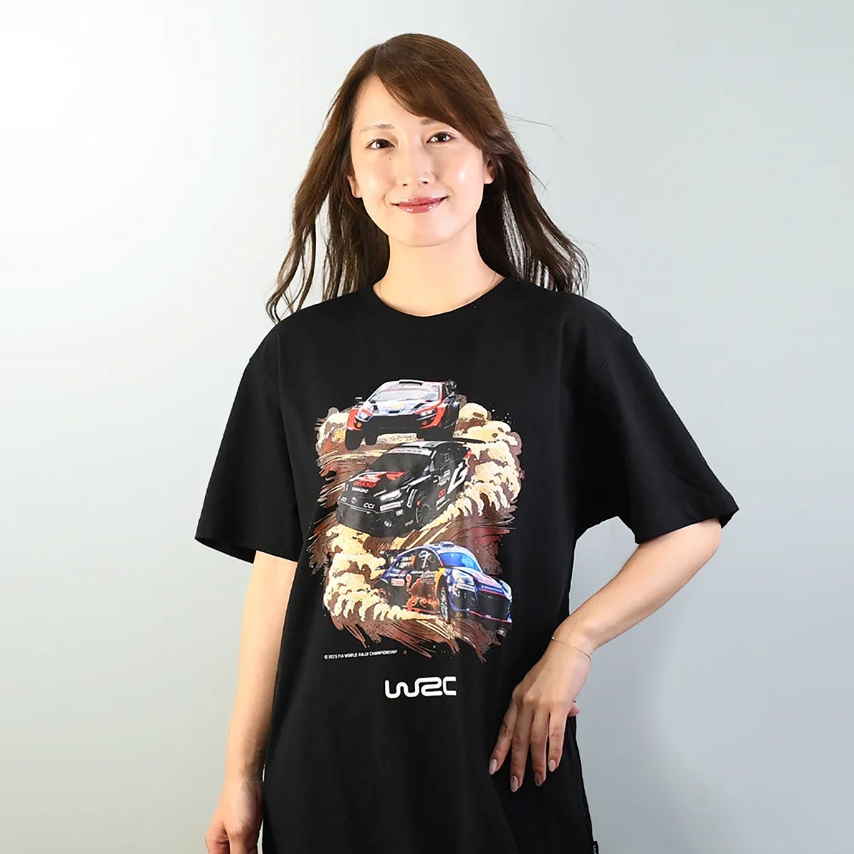 WRC｜WRC グラフィックアクションTシャツ｜Tシャツ｜ブラック｜モデル着用