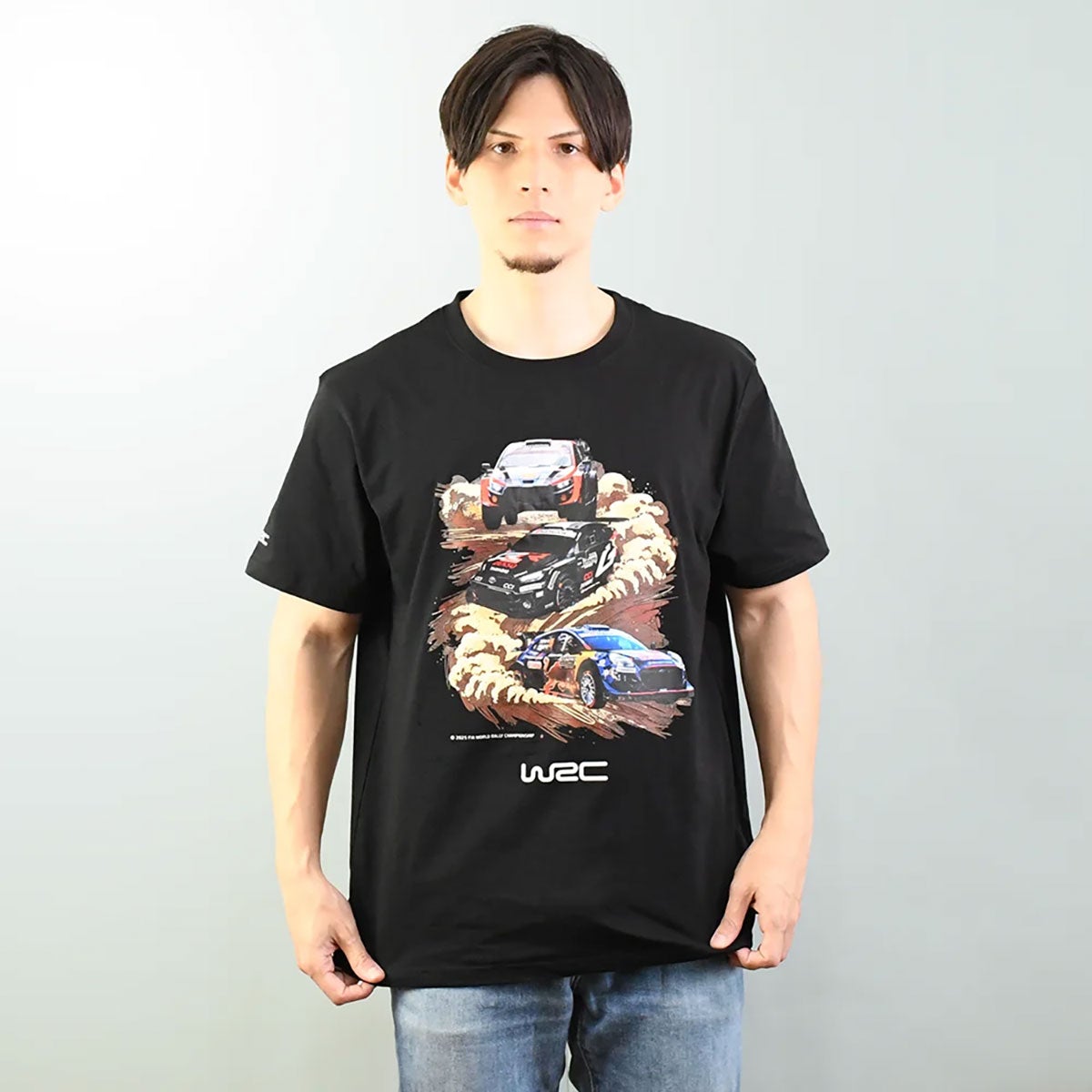 WRC｜WRC グラフィックアクションTシャツ｜Tシャツ｜ブラック｜モデル着用