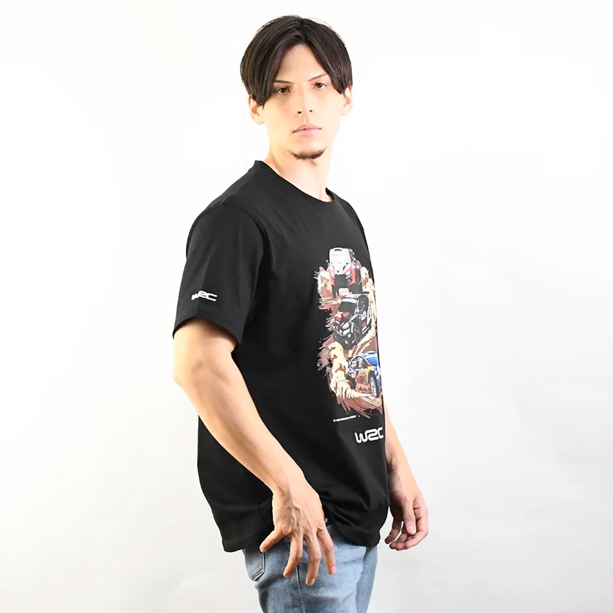 WRC｜WRC グラフィックアクションTシャツ｜Tシャツ｜ブラック｜モデル着用