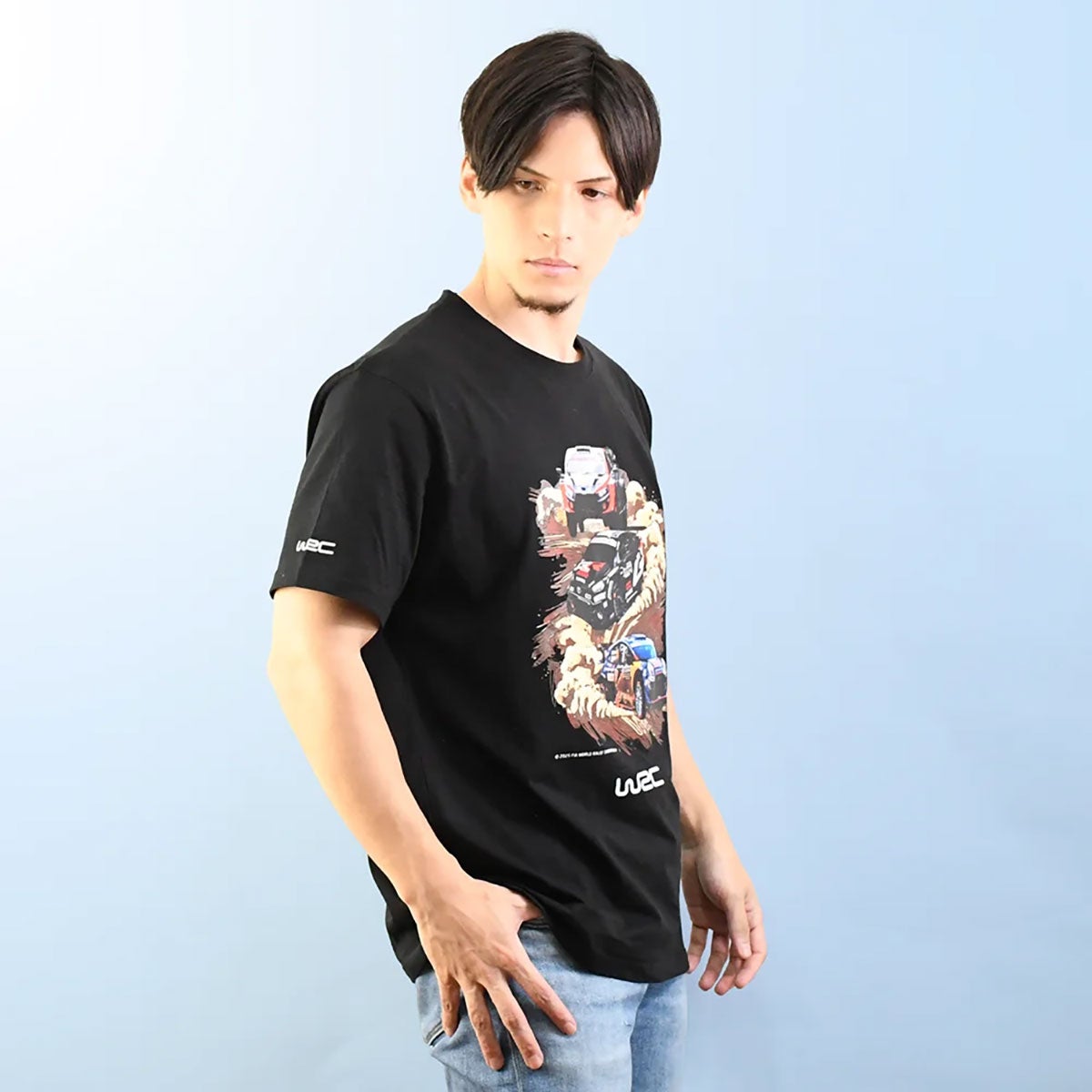 WRC｜WRC グラフィックアクションTシャツ｜Tシャツ｜ブラック｜モデル着用