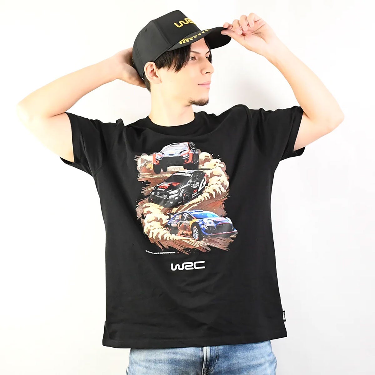WRC｜WRC グラフィックアクションTシャツ｜Tシャツ｜ブラック｜モデル着用