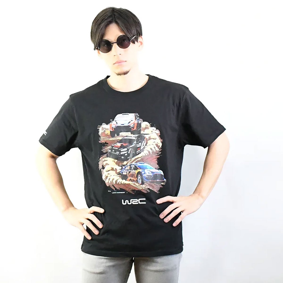WRC｜WRC グラフィックアクションTシャツ｜Tシャツ｜ブラック｜モデル着用
