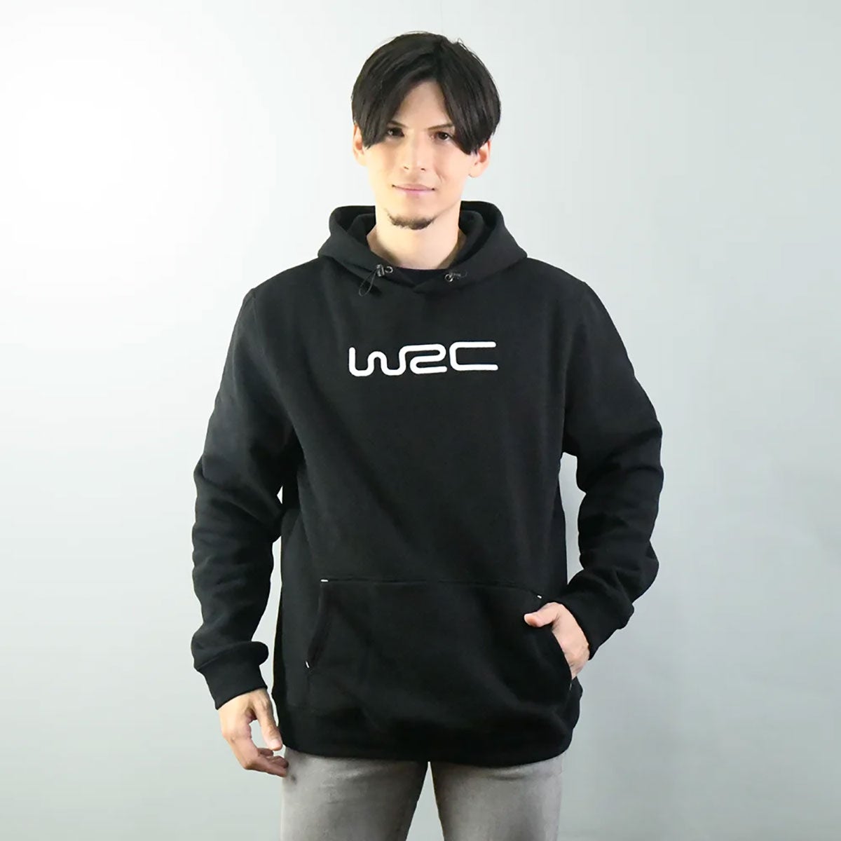 WRC｜WRC ロゴフーディー｜フーディ｜ブラック｜モデル着用