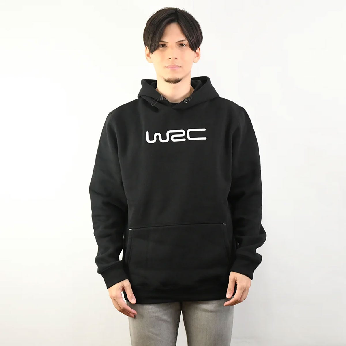 WRC｜WRC ロゴフーディー｜フーディ｜ブラック｜モデル着用