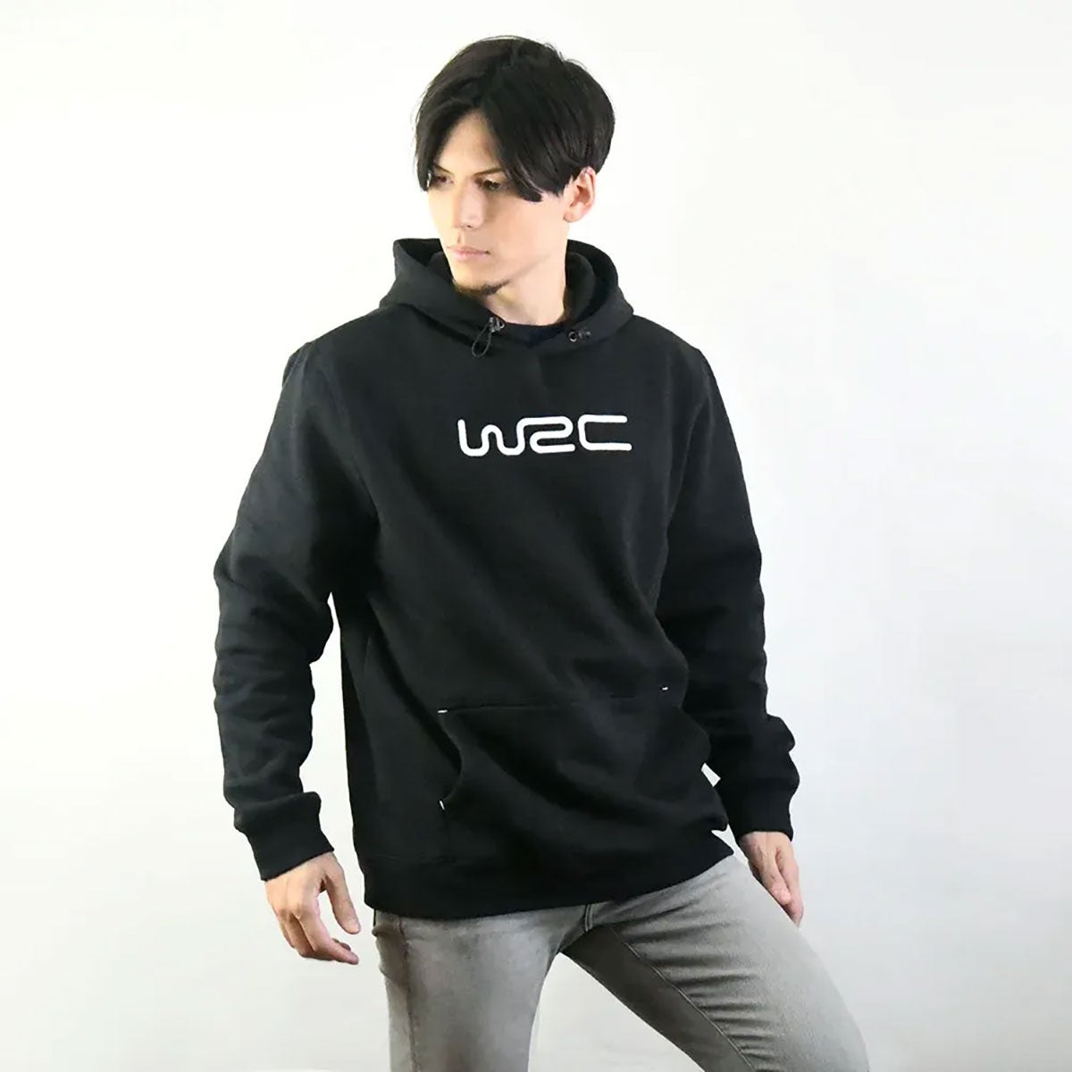WRC｜WRC ロゴフーディー｜フーディ｜ブラック｜モデル着用
