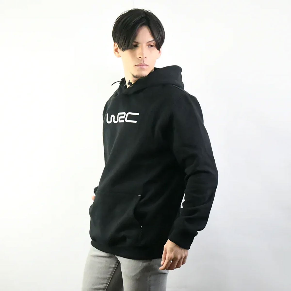 WRC｜WRC ロゴフーディー｜フーディ｜ブラック｜モデル着用