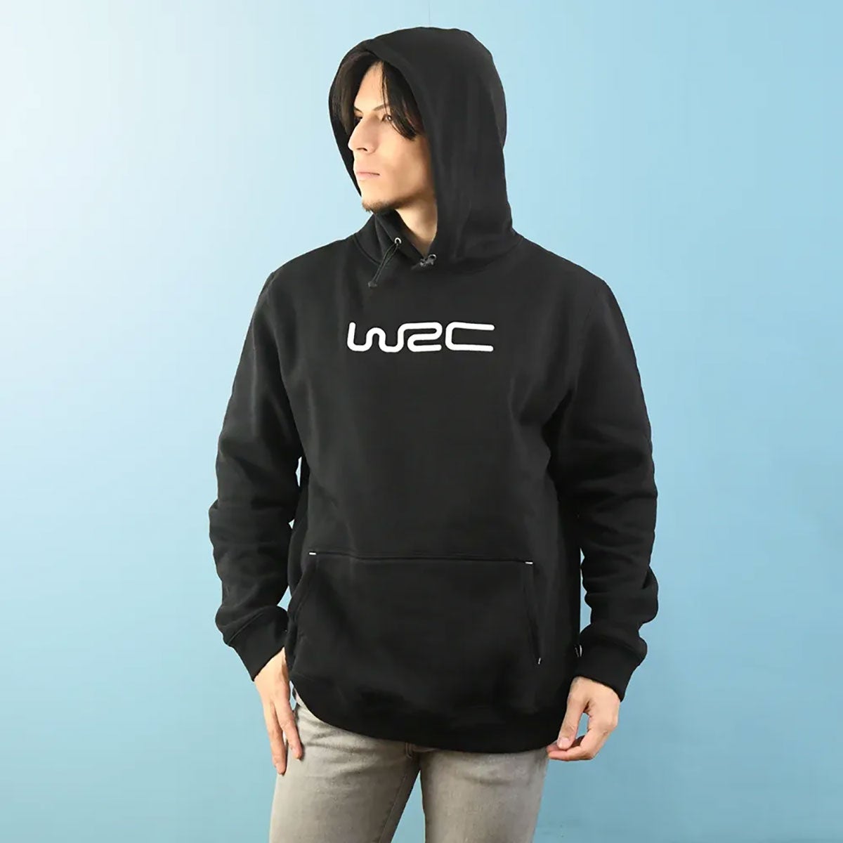 WRC｜WRC ロゴフーディー｜フーディ｜ブラック｜モデル着用