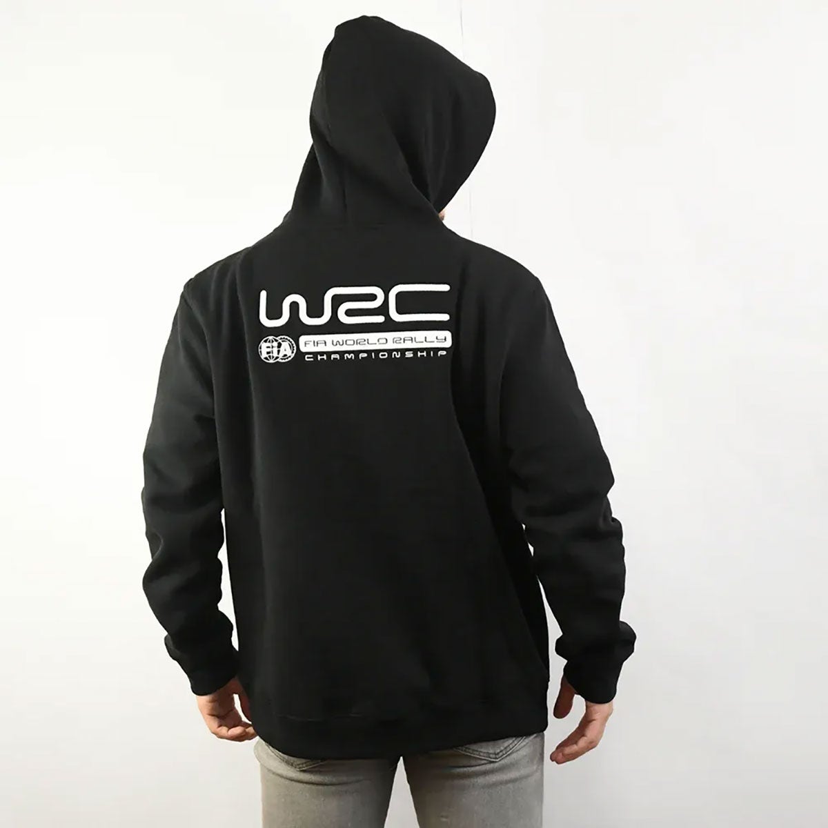 WRC｜WRC ロゴフーディー｜フーディ｜ブラック｜モデル着用
