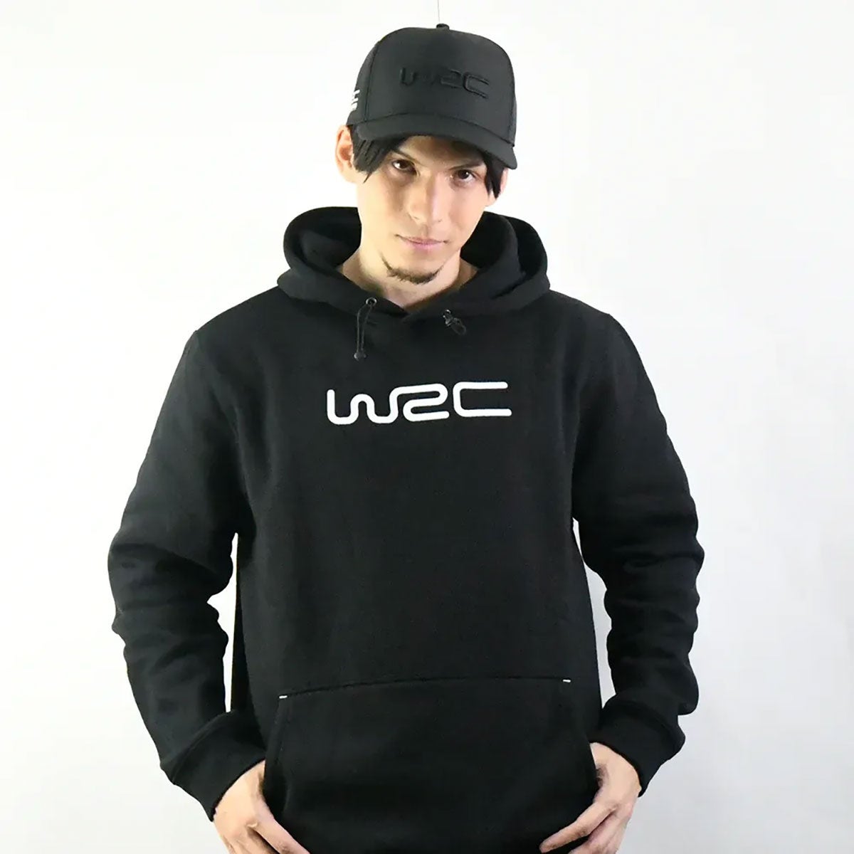 WRC｜WRC ロゴフーディー｜フーディ｜ブラック｜モデル着用