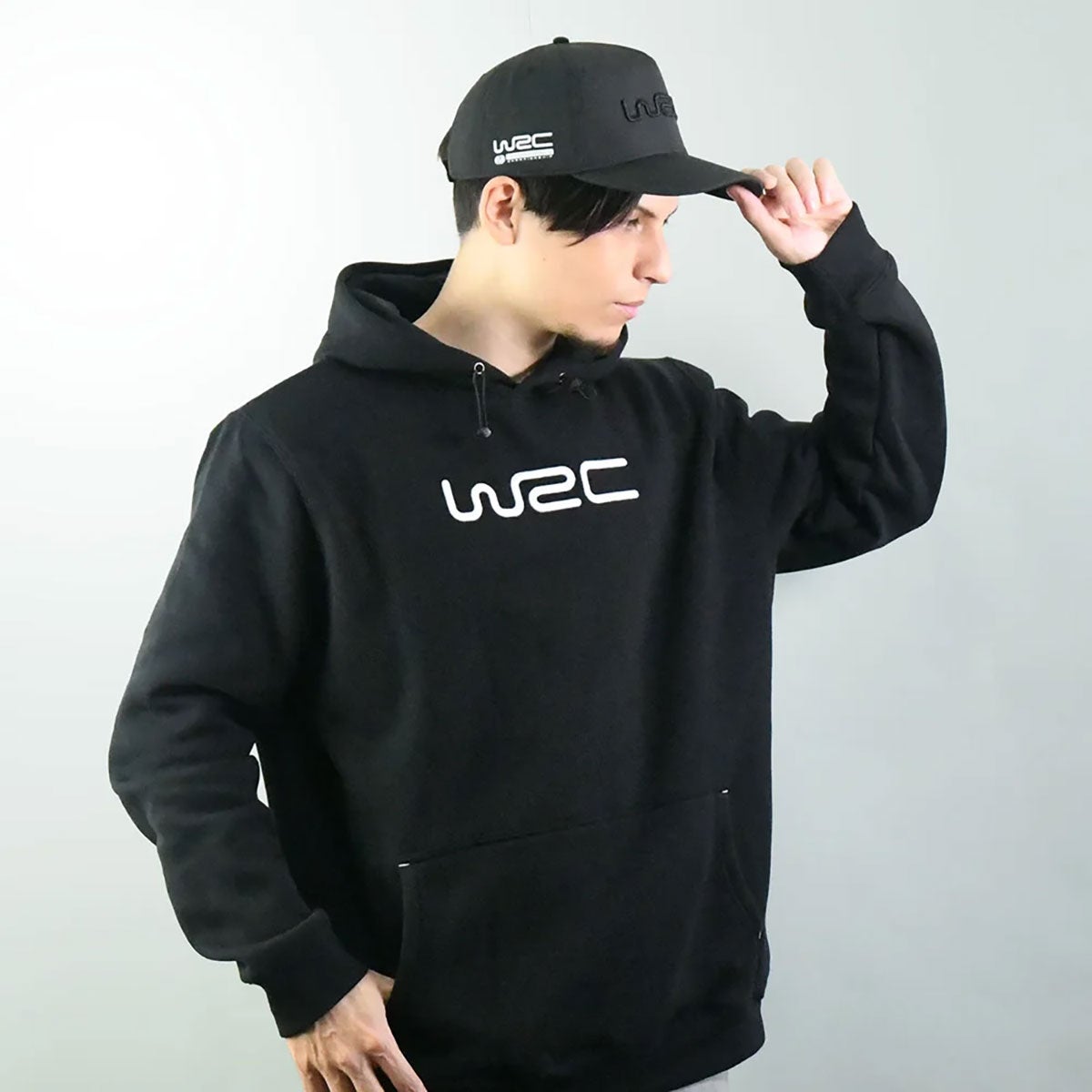 WRC｜WRC ロゴフーディー｜フーディ｜ブラック｜モデル着用