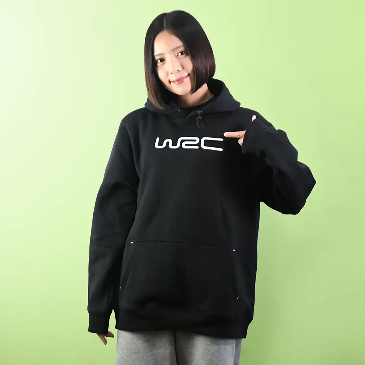 WRC｜WRC ロゴフーディー｜フーディ｜ブラック｜モデル着用
