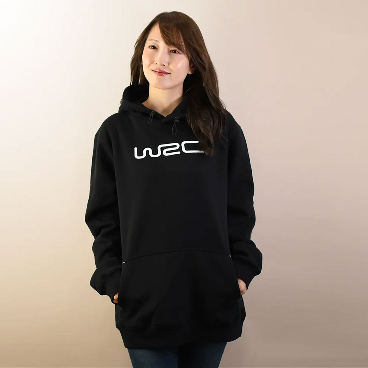 WRC｜WRC ロゴフーディー｜フーディ｜ブラック｜モデル着用