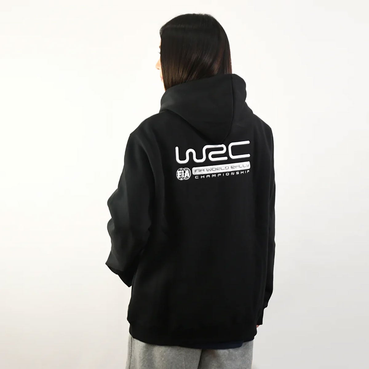 WRC｜WRC ロゴフーディー｜フーディ｜ブラック｜モデル着用