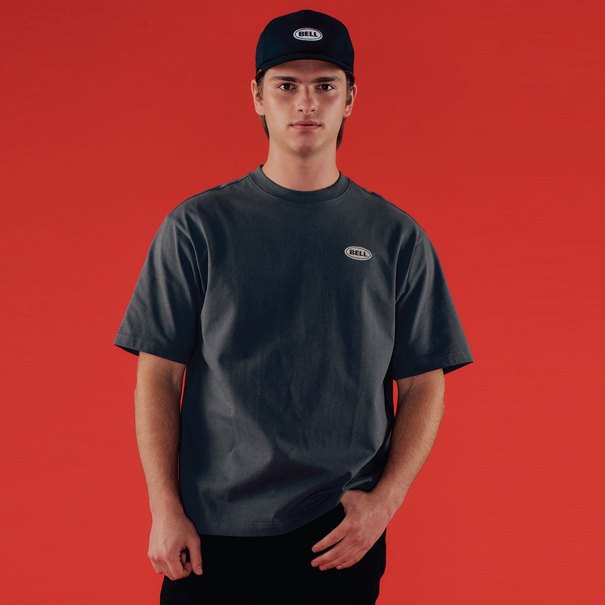 BELL｜リヒター ショートスリーブ Tシャツ｜Tシャツ｜グラファイト｜モデル着用