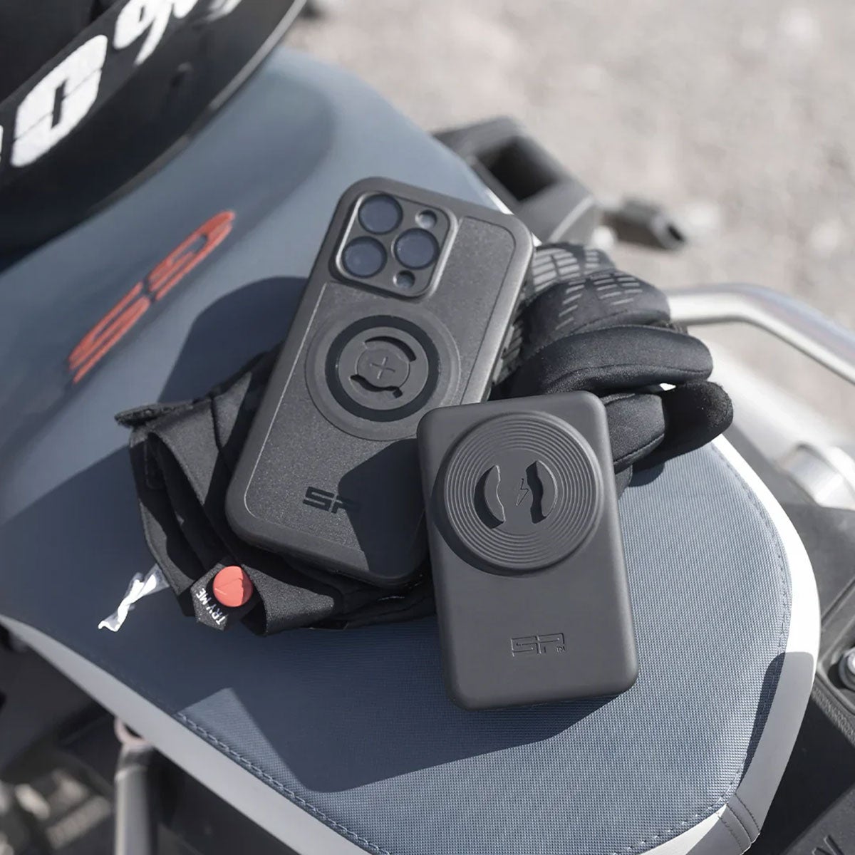 SP Connect｜ワイヤレスパワーバンク 10,000mAh｜雑貨｜ブラック｜使用イメージ