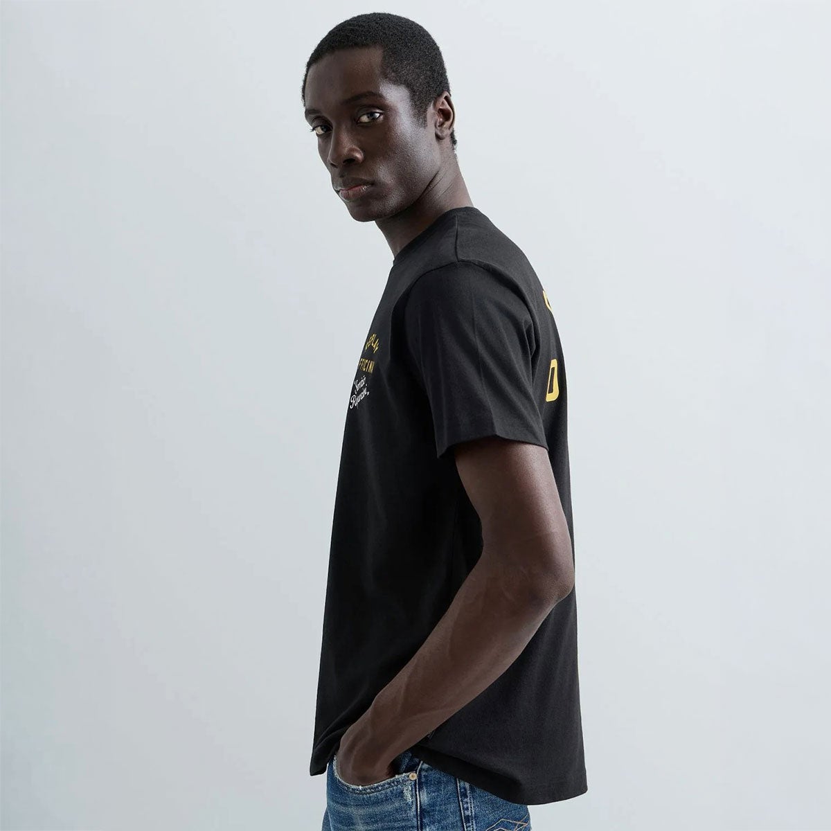 REPLAY｜レギュラーフィット オフィチーナ Tシャツ｜Tシャツ｜ブラック｜モデル着用