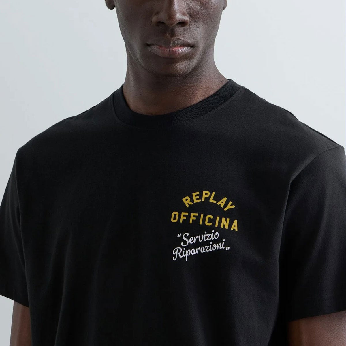 REPLAY｜レギュラーフィット オフィチーナ Tシャツ｜Tシャツ｜ブラック｜モデル着用