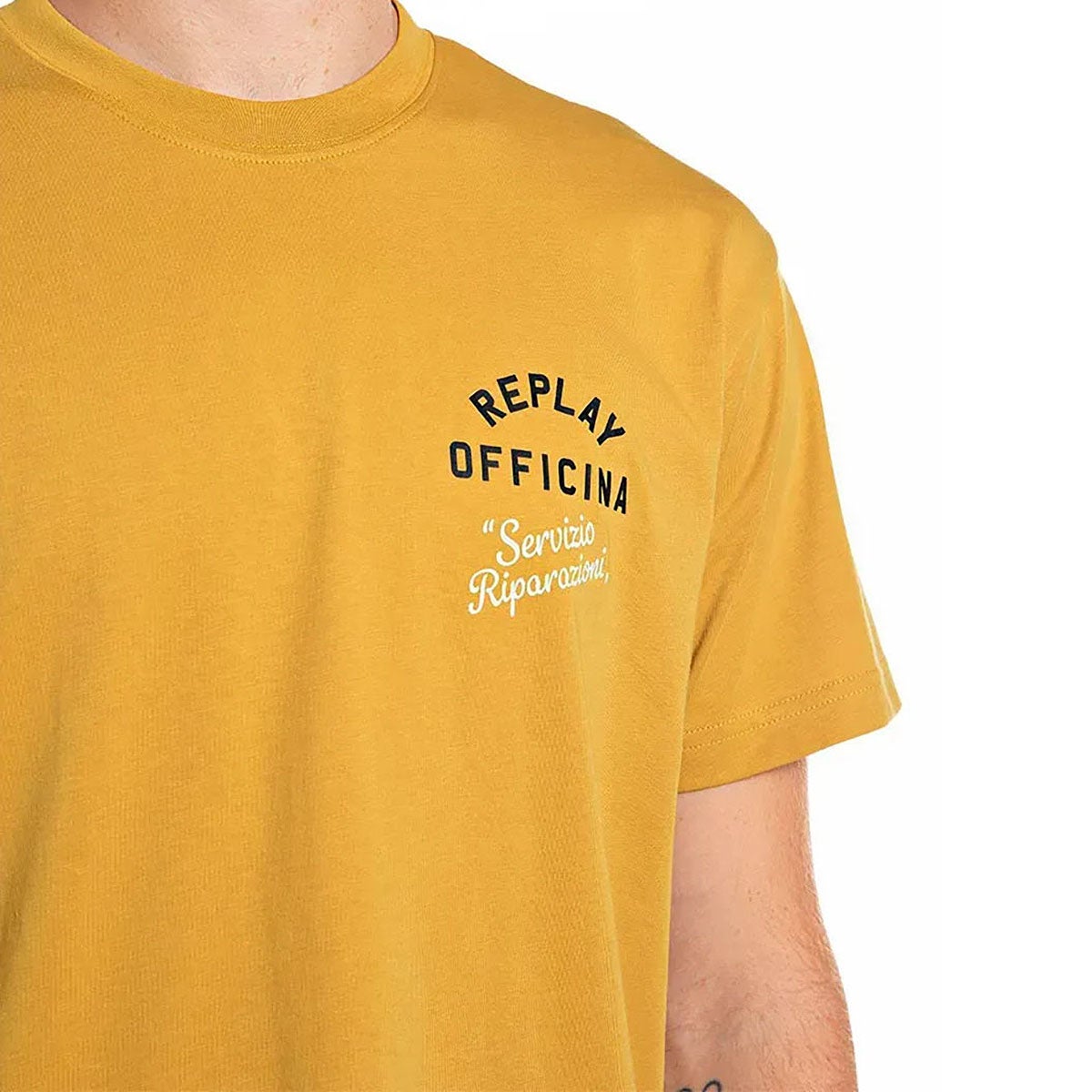REPLAY｜レギュラーフィット オフィチーナ Tシャツ｜Tシャツ｜マスタード｜モデル着用