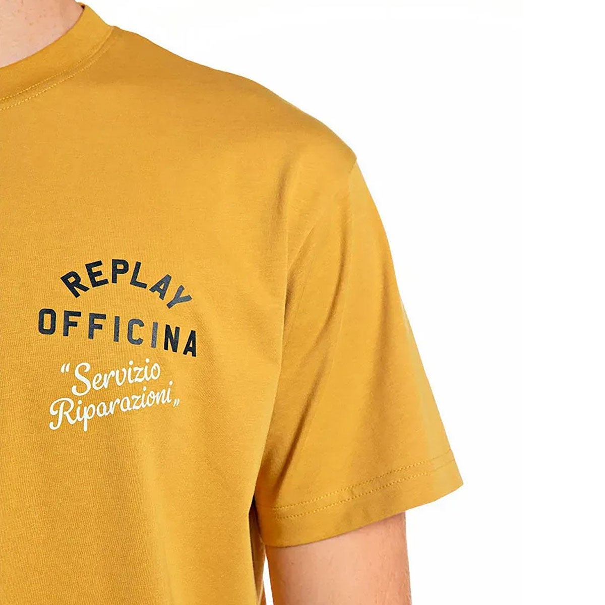 REPLAY｜レギュラーフィット オフィチーナ Tシャツ｜Tシャツ｜マスタード｜モデル着用