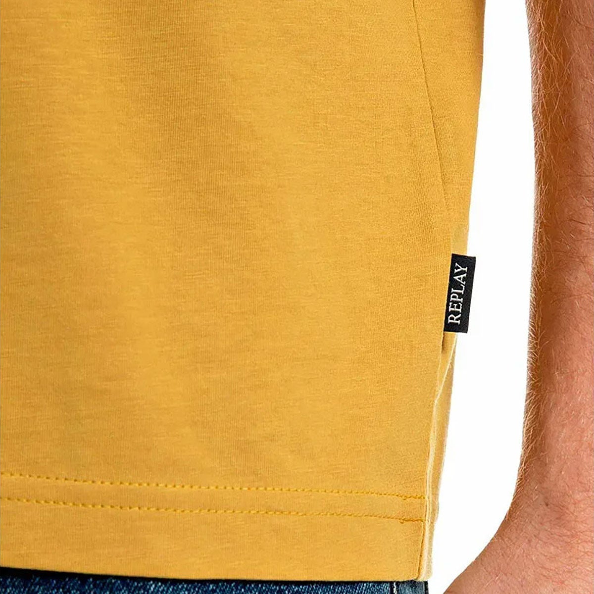 REPLAY｜レギュラーフィット オフィチーナ Tシャツ｜Tシャツ｜マスタード｜モデル着用