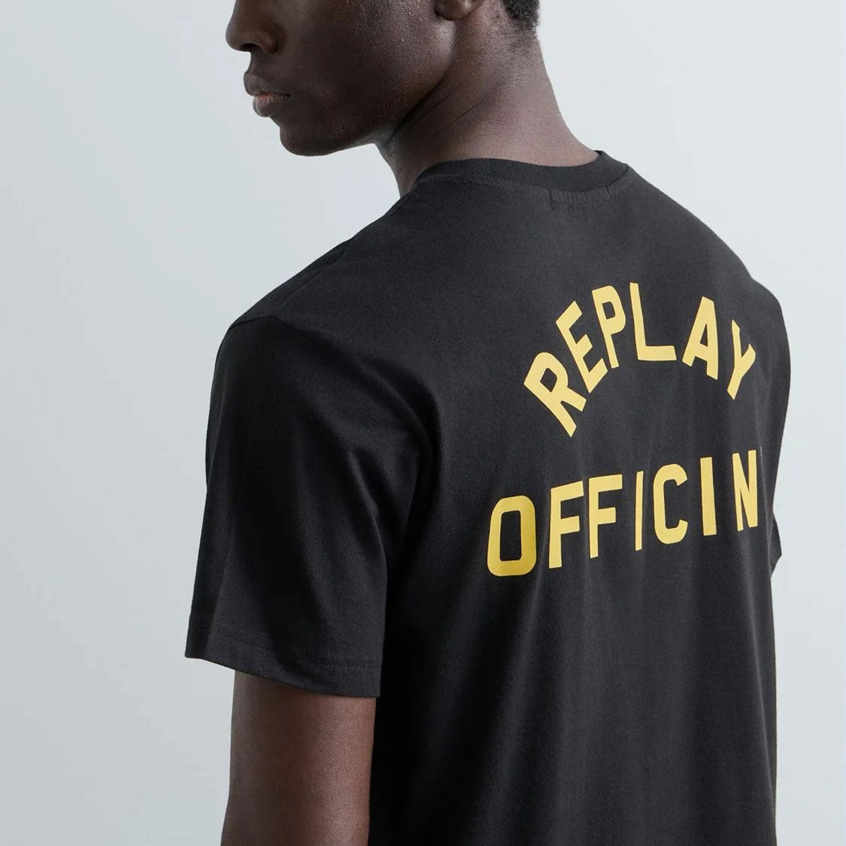 REPLAY｜レギュラーフィット オフィチーナ Tシャツ｜Tシャツ｜ブラック｜モデル着用