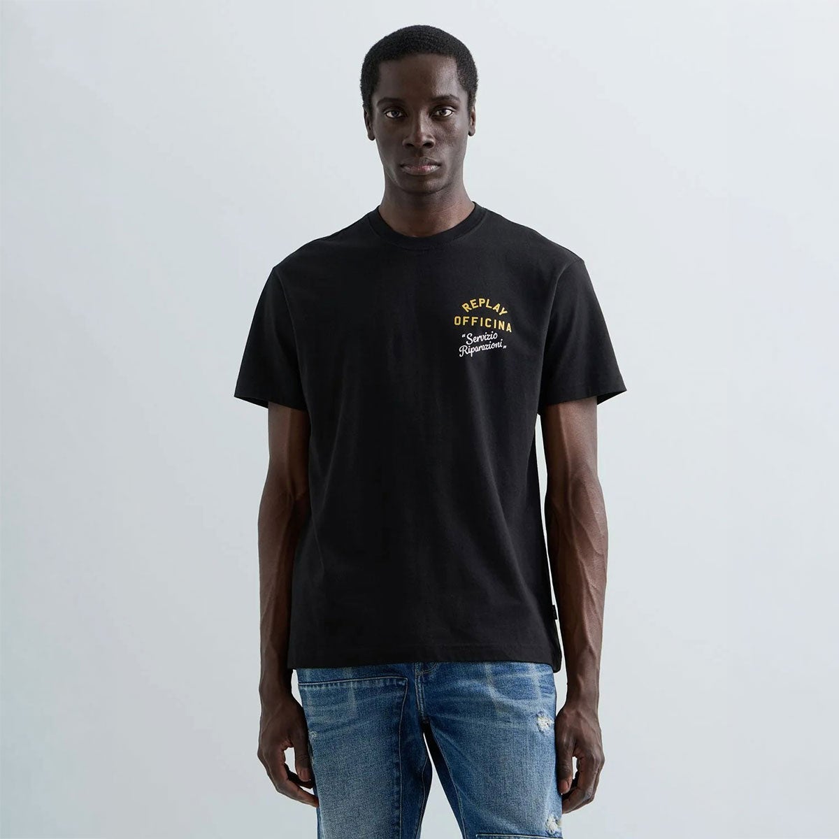 REPLAY｜レギュラーフィット オフィチーナ Tシャツ｜Tシャツ｜ブラック｜モデル着用
