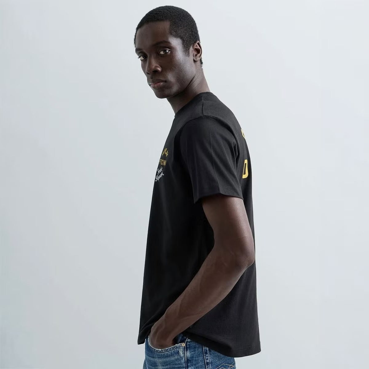REPLAY｜レギュラーフィット オフィチーナ Tシャツ｜Tシャツ｜モデル着用
