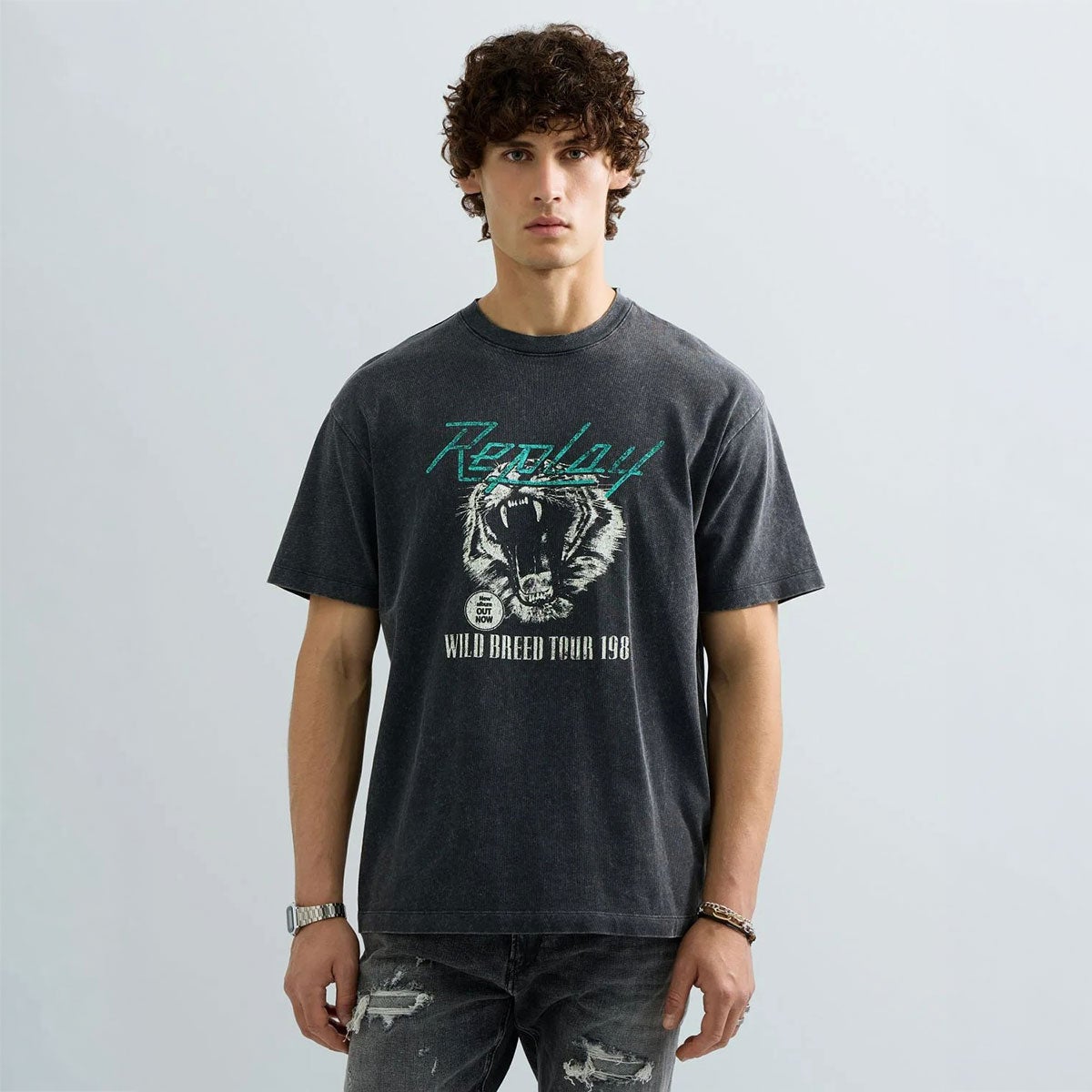 REPLAY｜レギュラーフィット ワイルド ブリード ツアー1981 Tシャツ｜Tシャツ｜レイブン｜モデル着用