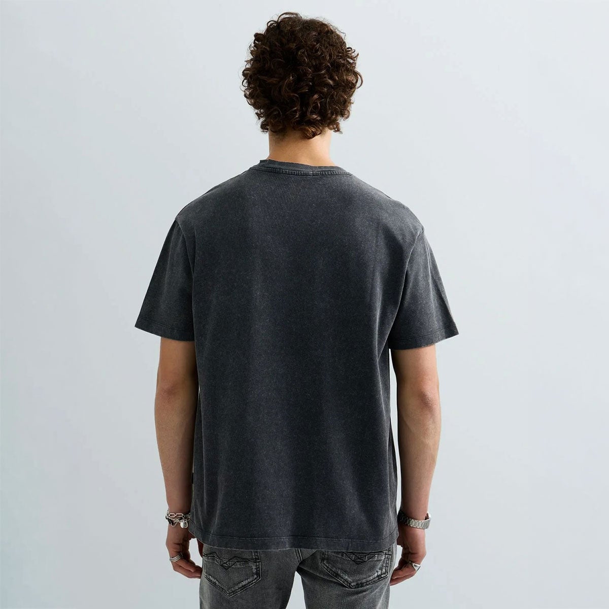 REPLAY｜レギュラーフィット ワイルド ブリード ツアー1981 Tシャツ｜Tシャツ｜レイブン｜モデル着用