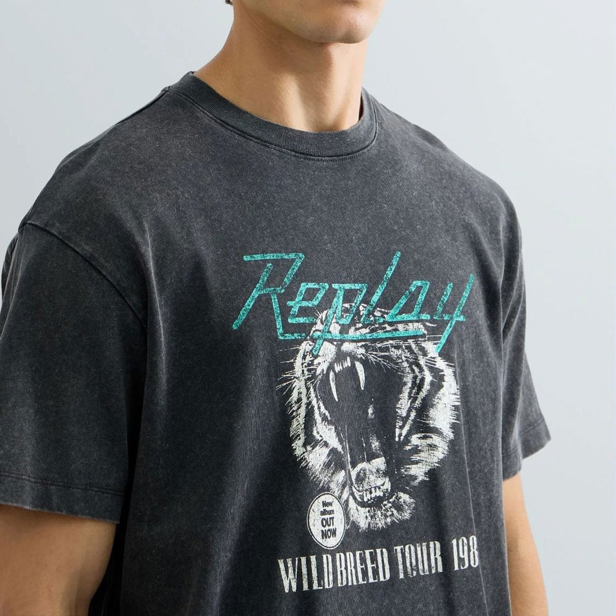 REPLAY｜レギュラーフィット ワイルド ブリード ツアー1981 Tシャツ｜Tシャツ｜レイブン｜モデル着用