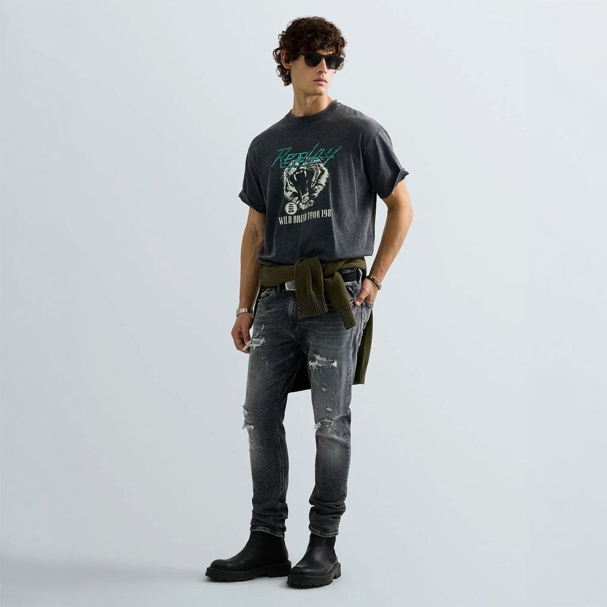 REPLAY｜レギュラーフィット ワイルド ブリード ツアー1981 Tシャツ｜Tシャツ｜レイブン｜モデル着用