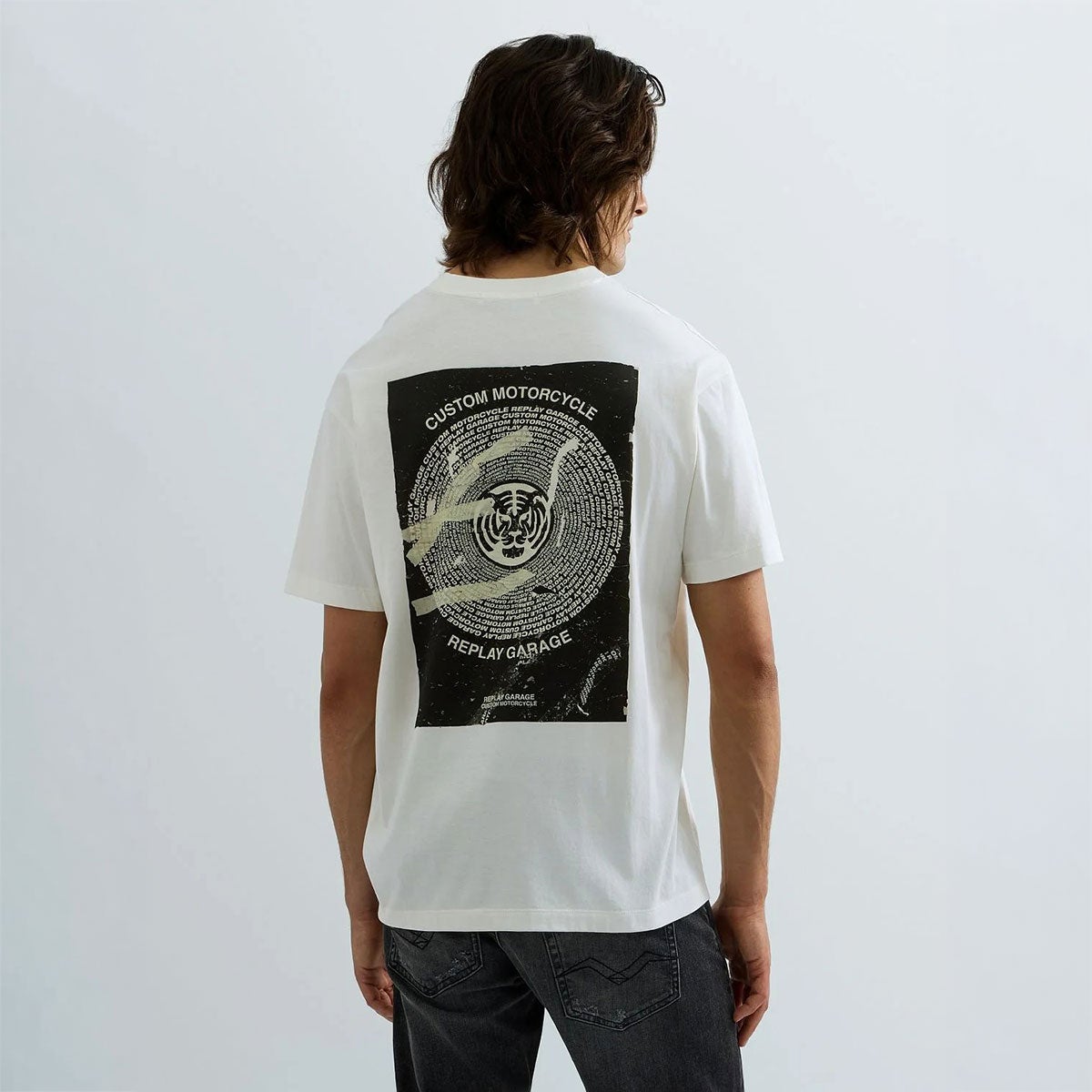 REPLAY｜レギュラーフィット カスタム モーターサイクル バック プリント Tシャツ｜Tシャツ｜ガーデニア｜モデル着用